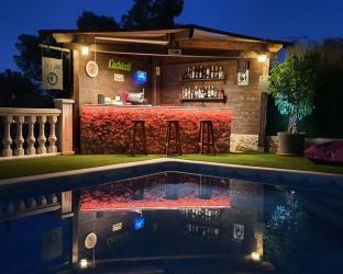 #casa Chiva Precioso y luminoso chalet en Calicanto, situado muy cerca de Valencia, en la urbanización Sierra Perenchiza. Barra en la piscina en chalet en venta